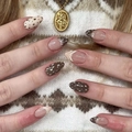 Faux ongles amande marron style français avec pois et motifs de nœuds blancs - Style de Nœud Français Marron (JP4187)