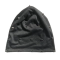 Bonnet en tricot gris foncé avec des clous métalliques argentés au style punk streetwear - Taille unique / Gris foncé