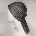 Detalle del tocado de malla negra para festivales con cristales plateados brillantes - Malla Densa Estilo Corto / Negro