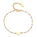 Dettaglio del ciondolo a cuore dorato su bracciale in acciaio inox con perline grigie - Grigio