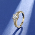 Anello in oro moissanite regolabile con classica montatura a sei griffe e pietre laterali - Anello Nuziale Quattro Griffe Un Carato (Oro) (NJZ-10)