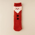 Detailansicht einer flauschigen Korallenvlies-Weihnachtssocke mit Weihnachtsmann-Motiv - Einheitsgröße / Roter Weihnachtsmann