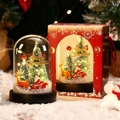 Dettaglio di una cupola di vetro natalizia con Babbo Natale in una confezione rossa - Cupola di Vetro + Versione Standard / Stile Babbo Natale con Doppio Albero (Cupola Grande)