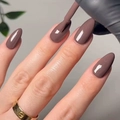 Uñas postizas almendradas color marrón moka con acabado de gel brillante y textura suave - Versión con Pegamento (JP2865)