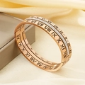 Bracciale rigido in oro rosa con numeri romani e castone di zirconi a tre strati - Oro rosa