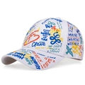 Detalle de gorra de béisbol de lona blanca con estampado de grafiti de colores - Blanco