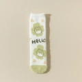 Plüschige weiße Nerzsamt-Socken mit grünem Frosch- und Blumenmuster und HELLO-Schriftzug - Einheitsgröße / HELLO Frosch