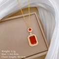 Detail der Halskette mit rotem Edelsteinanhänger und Maßen 1,3x2,8 cm auf einer Schmuckbox - Titanstahlkette Kupferanhänger / Rote rechteckige Edelstein-Halskette (G526)