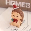 Weihnachts-Igel-Harzornament mit roter Mütze und Tasse, Größe 5 cm x 3,5 cm - Weihnachts-Igel
