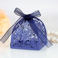 Scatola per bomboniere blu navy tagliata al laser con motivi a rosa e nastro in raso - Blu Zaffiro