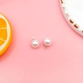 Detail von runden weißen Perlenanhängern mit silbernen Metallkappen für DIY-Schmuck - Silber Kappe Runde Perle 8mm