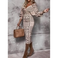 Dettaglio dell'abito in maglia beige con stampa geometrica nera e scollo a V profondo - S / Bianco Sporco