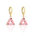 Detail van gouden geometrische driehoek oorbellen met roze email en edelstenen - Roze
