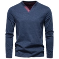 Detail van grijsblauw Henley-shirt met bordeauxrode contrastsluiting en houten knopen - S / Marineblauw