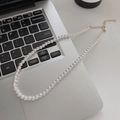 Elegante weiße Perlenkette mit goldenem Verschluss und Herzanhänger auf Laptop - 4mm / Gold