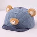 Dettaglio cappellino neonato in peluche con orecchie da orso 3D e pile trapuntato - 48cm / Blu