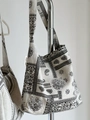Dettaglio dell'etichetta simple wish sulla borsa in cotone e lino con stampa paisley - Borsa a Spalla Sottobraccio Grande con Stampa Paisley Geometrica
