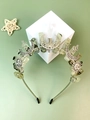 Detail van groene ruwe stenen en zilveren maan accessoires op de bohemian kroon - Prehniet