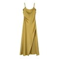 Elegante abito lungo in raso dorato con spalline sottili, scollo a cappuccio e spacco - S / verde oliva