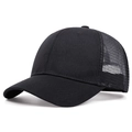 Cappellino da baseball trucker nero classico mostrato da un angolo laterale di 45 gradi - Regolabile / Nero