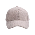 Detalle de la textura de borreguito y las costuras de una gorra de béisbol beige cálido - Beige