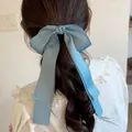 Barrette à cheveux élégante en satin bleu avec nœud et longs rubans sur modèle - Bleu