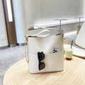 Minimalistische beigefarbene Beuteltasche aus PU-Leder mit Außentasche und Schultergurt - Milchweiß
