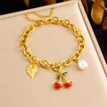 Bracciale a catena spessa dorata con ciondoli ciliegia, foglia e perla barocca su box - Stile Perla Foglia di Ciliegio (B1546)