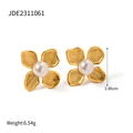 Détail de la boucle d'oreille fleur en or 18 carats avec perle et mesure de 1,86 cm - Fleur de Perle Dorée
