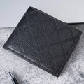 Portefeuille pour homme avec motif matelassé et texture cuir grainé sur un bureau - Noir A-Motif Losange