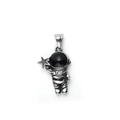 Dettaglio del ciondolo astronauta in acciaio lucido con stella e visiera nera lucida - Ciondolo Astronauta Argento Nero con Stella (D Ciondolo Singolo)