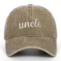 Detailansicht der Uncle-Stickerei auf einer verwaschenen khakifarbenen Baseballkappe - Verstellbar / Onkel / Khaki