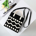 Schwarz-weiße geometrische Stricktasche mit Rundgriff und Schultergurt - Schwarze Wellen