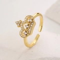 Dettaglio macro dell'anello a corona placcato oro 18K con zirconi bianchi lucidi - Aperto Regolabile / Stile Corona Pavé di Zirconi Traforata (13310)