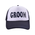 Vista frontale del cappello trucker bianco e nero con scritta GROOM audace sulla parte frontale - Regolabile / GROOM Nero (Nero e Bianco)