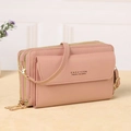 Detalle del bolso bandolera rosa palo con cremalleras doradas y textura de cuero sintético - Rosa Claro