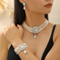 Vue détaillée de l'ensemble de bijoux en perles à plusieurs rangs avec cristaux - Ensemble Perles Artificielles Multi-Rangs Pierre Transparente (S558)