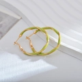 Detailansicht der goldenen Creolen mit grüner Emaille und eleganter Spiralstruktur - Grün