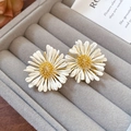 Elegante weiße Gänseblümchen-Ohrstecker mit Goldmitte auf grauem Samttablett - Silberohrring Post Bast Gänseblümchen Stil