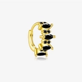 Dettaglio di orecchini a cerchio dorati con zirconi neri incastonati a taglio marquise - Oro 18K (Pietra Nera)