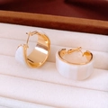 Makroaufnahme vintage 18K vergoldeter Creolen mit weißen Harzeinlagen Details - Echt Vergoldet / Ohrenschnalle-Gold-Beige/Weiß