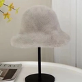 Elegante sombrero de pescador de piel sintética gris claro en soporte negro para el invierno - Color Té con Leche