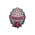 Spilla smaltata Lunar Witch con lune crescenti, banner rosa e cristalli viola - Stile Lunar Witch (XZ8545)