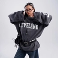 Pull en maille grise oversize avec inscription Cleveland, style doux et décontracté - S / Gris