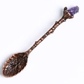 Vintage bronze spoon with floral relief and natural raw purple crystal stone - Raw Stone Style / Amethyst
