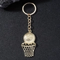 Porte-clés panier de basket doré créatif avec mini basket sur fond noir mat élégant - Doré