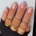 Elegante set di 8 anelli dorati con fasce minimaliste e accenti scintillanti di lusso - Stile French Manicure Viola con Margherite Bianche (JP1503)