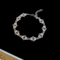 Dettaglio del bracciale in argento con maglie a cuore traforate e chiusura regolabile - Argento