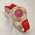 Nahaufnahme einer Armbanduhr mit rotem Lederarmband und funkelndem Strass-Zifferblatt - Rote Uhr