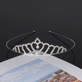 Corona da sposa argentata con strass scintillanti e motivo a cuore traforato - Stile SY-003